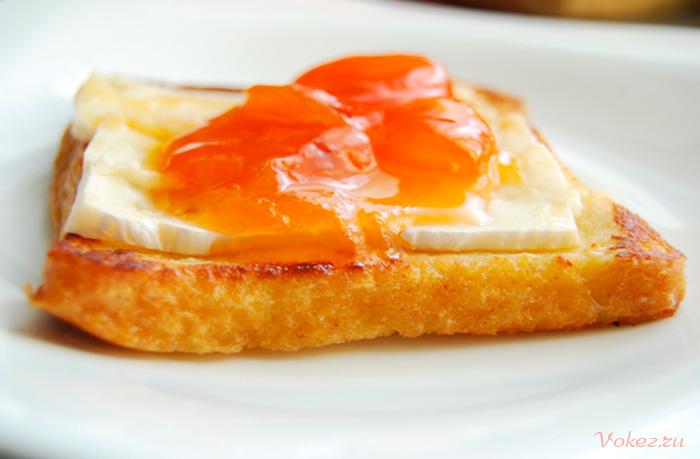 Французские тосты с абрикосовым джемом и сыром