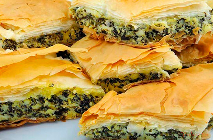 Слоеный пирог с копчеными колбасками и спаржей