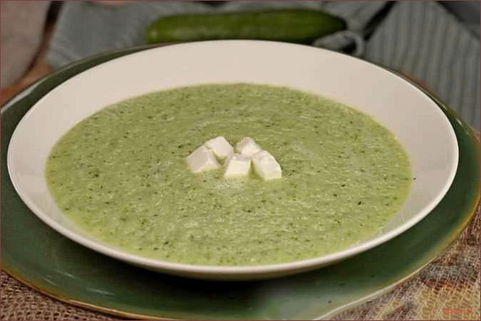 (томатно-огуречный, чесночными, гренками, вкусное, полезное) Томатно-огуречный суп с чесночными гренками — вкусное и полезное блюдо для всей семьи